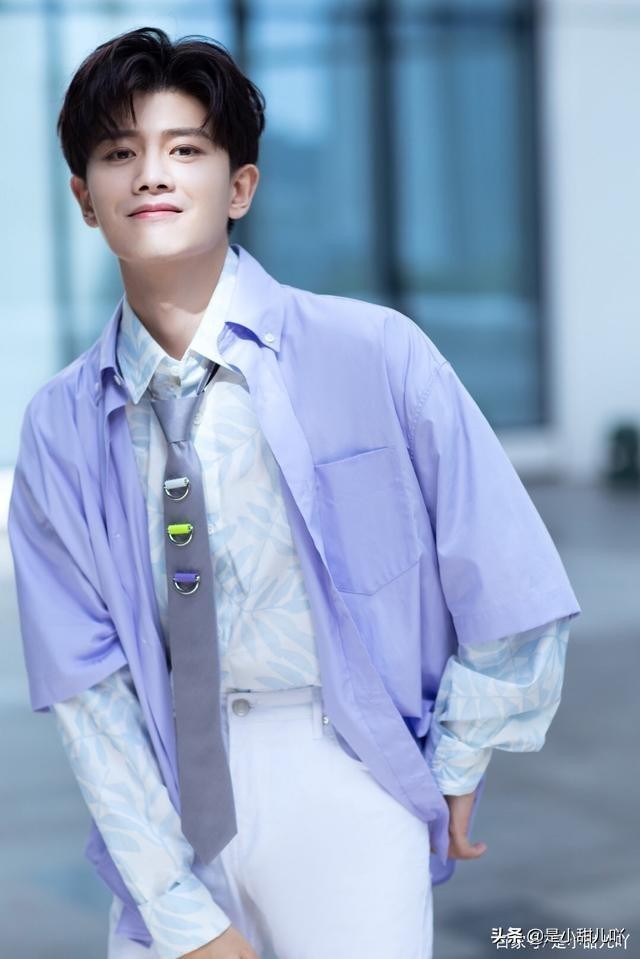 任嘉伦直播陪粉丝聊天爆料自己的微博小号以及下一步的工作计划